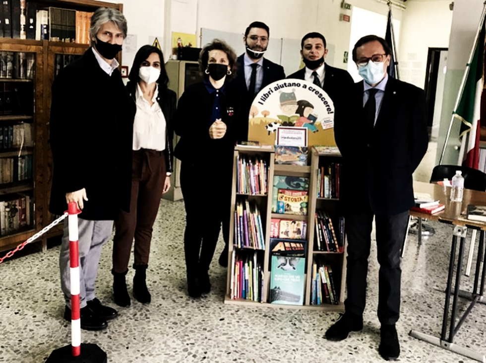 La scuola spezzanese riceve una mini biblioteca da Mediolanum