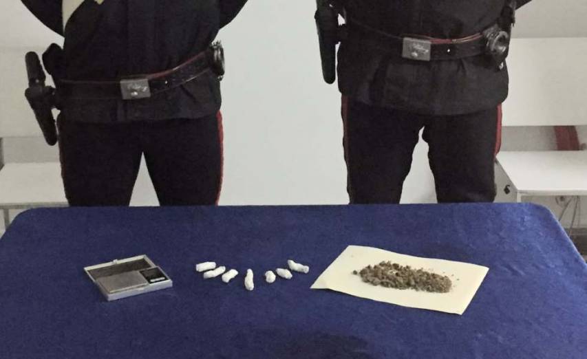 Marijuana nel divano di casa: arrestato dai carabinieri