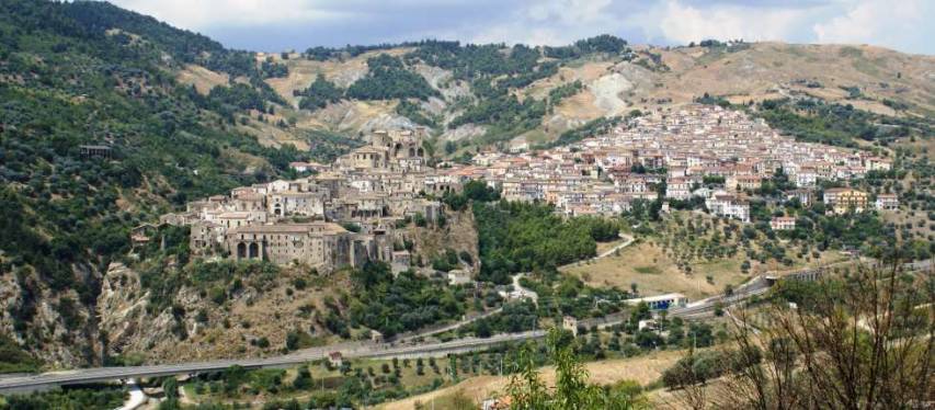 Riapre, dopo il dissesto, la strada dei Cappuccini ad Oriolo