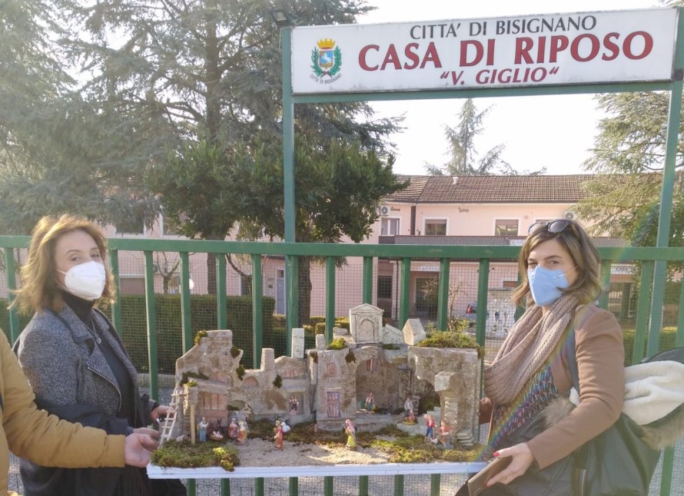 Mongrassano. Il presepe degli studenti in dono alla casa di riposo "V.Giglio" di Bisignano