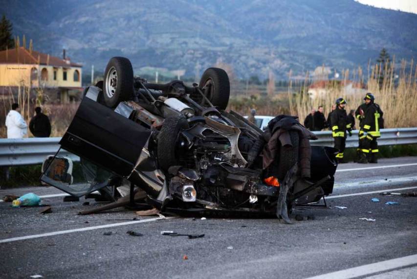 Brutto incidente sulla Ss106 jonica nei pressi di Villapiana, feriti gravi