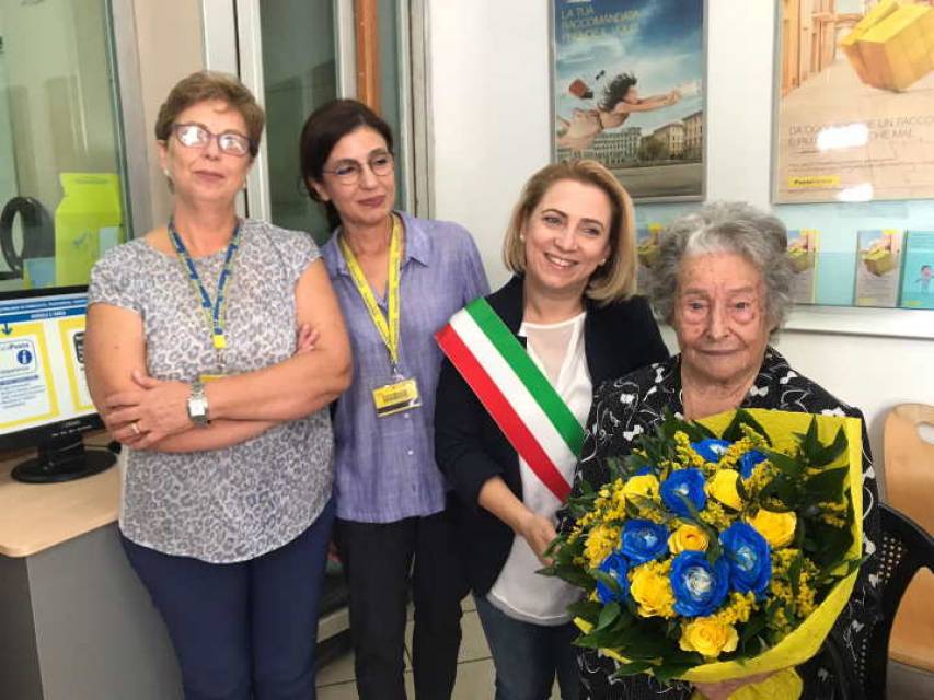 I vertici di Poste italiane a Caulonia con il sindaco e la nonnina di 105 anni 