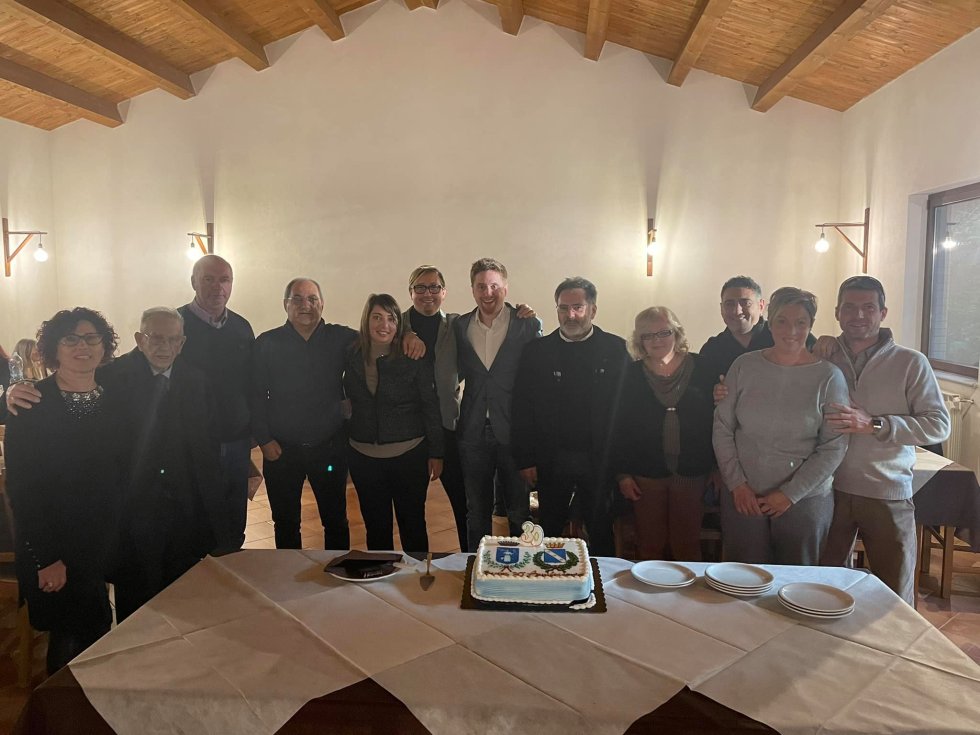 I rappresentanti di Sant'Agata e Seregno con la torta del 30° anniversario 