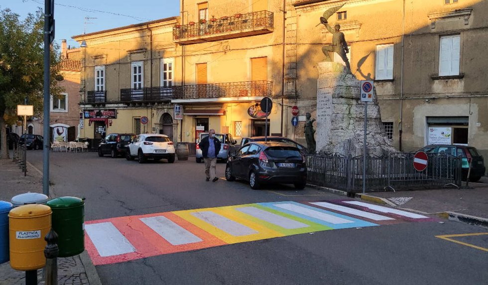 Segnaletica orizzontale in rifacimento a Spezzano Albanese. Soddisfatto l'assessore Muià