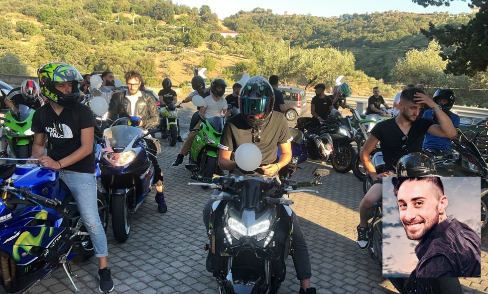 L’addio a Davide Pisano tra il rombo delle moto e confetti bianchi