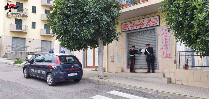 Inala solvente mentre lavora in lavanderia: salvato dai carabinieri