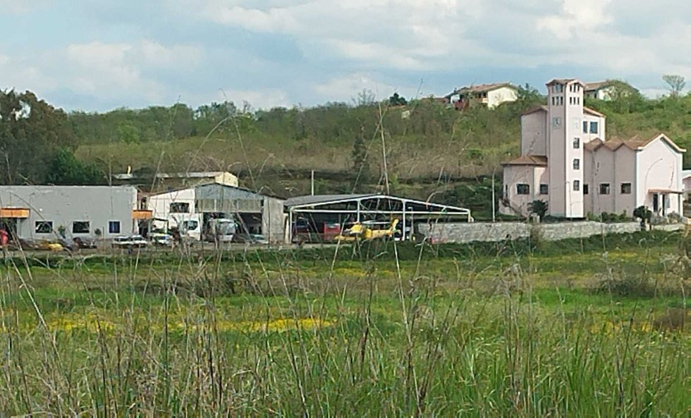 Cade dal tetto mentre lavora: grave un tecnico