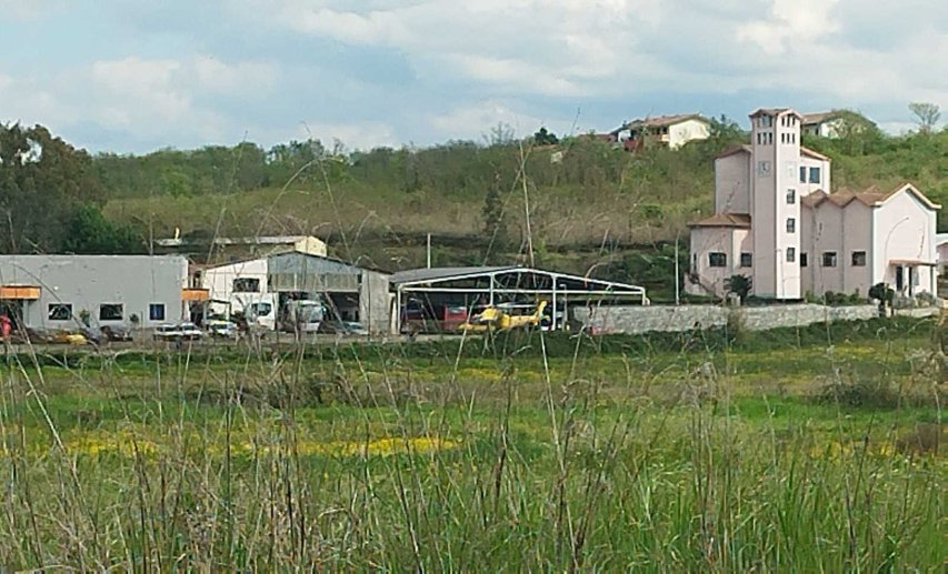 Cade dal tetto mentre lavora: grave un tecnico