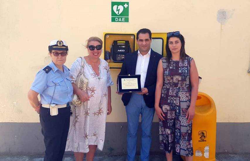 La dott.ssa Perciaccante dona alla comunità di Terranova da Sibari un defibrillatore