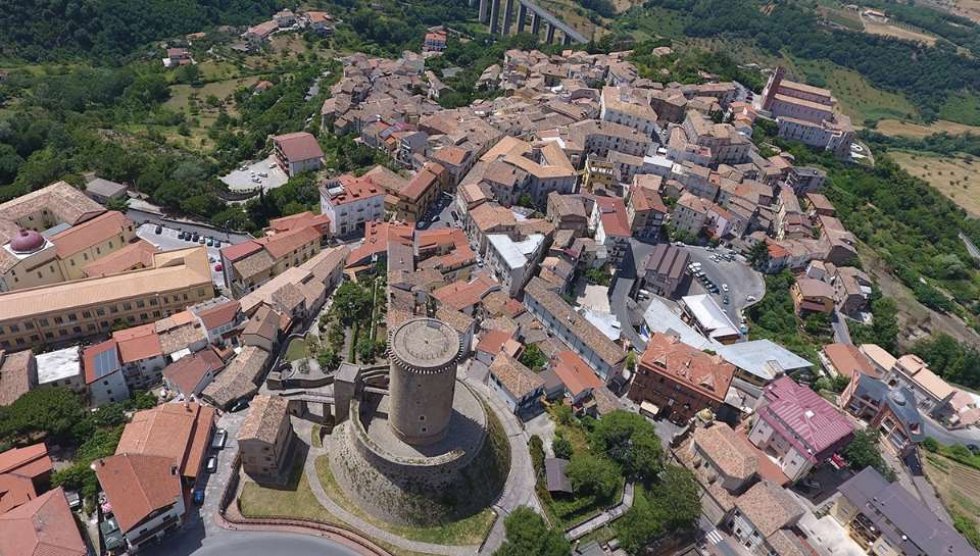 Panorama aereo della città normanna 