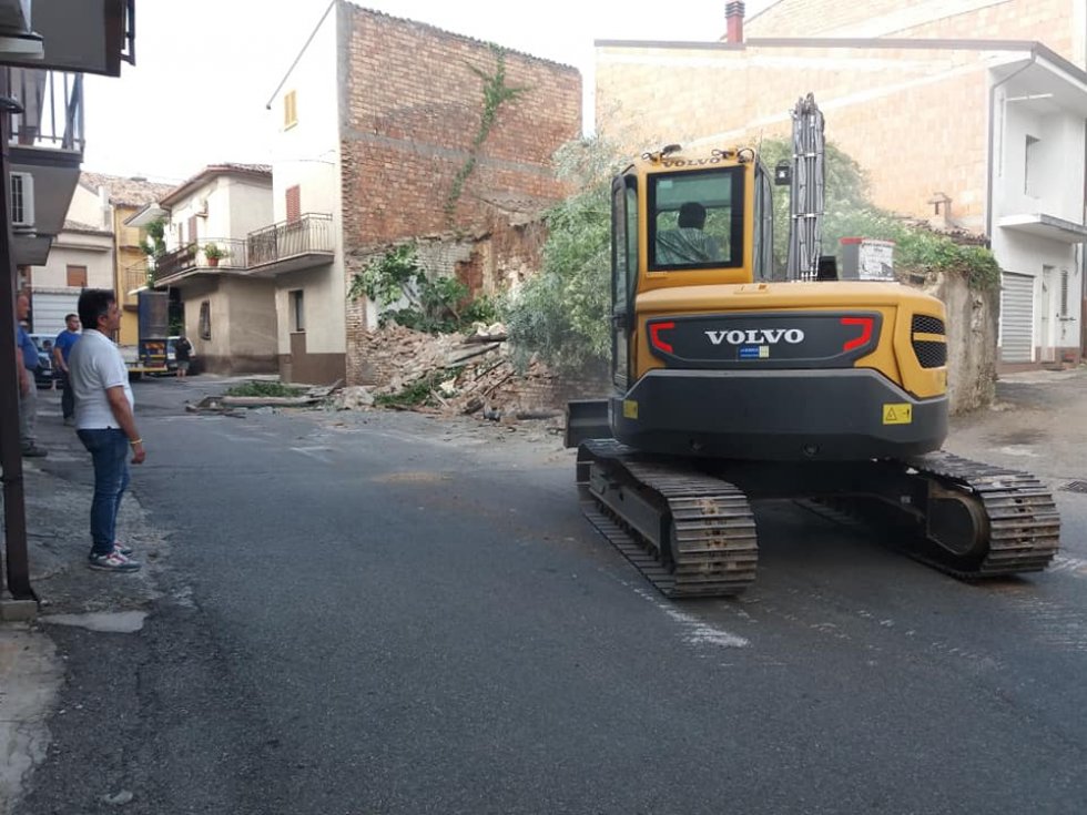 Sartano, demolito un fabbricato fatiscente