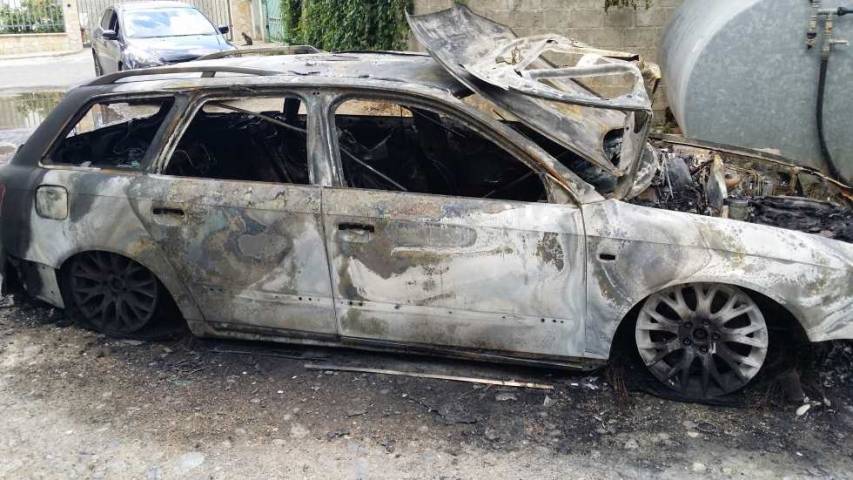 Auto in fiamme nella notte a Spezzano Albanese