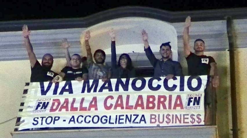 Alla festa patronale Forza Nuova "saluta" Povia e la piazza alla maniera "romana"