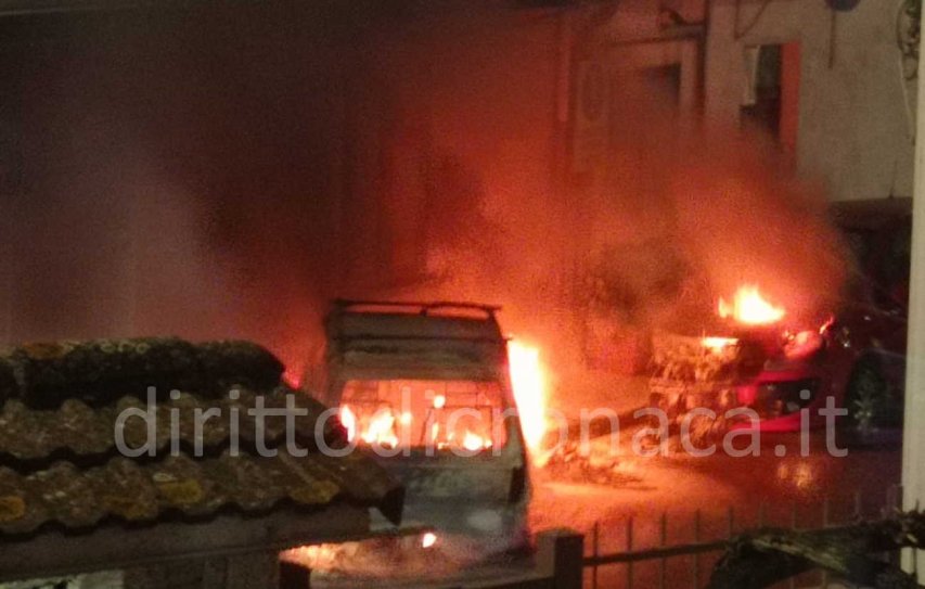 Auto in fiamme nella notte a San Lorenzo del Vallo