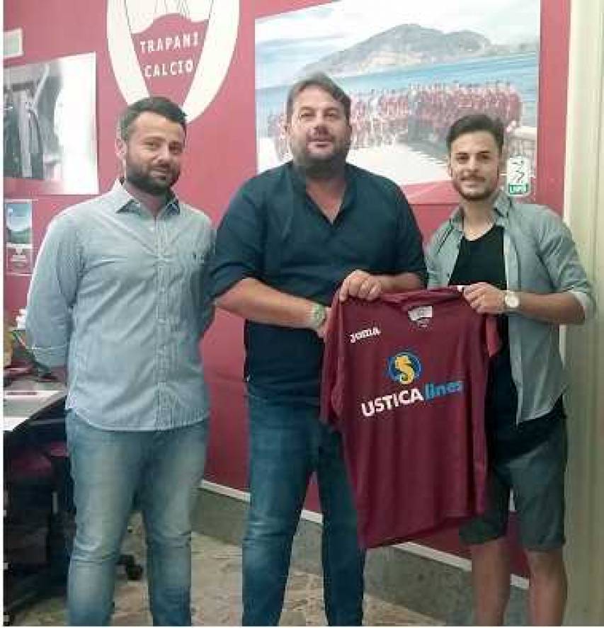 I dirigenti del Trapani consegnano la nuova maglia a Canotto