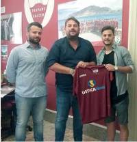 I dirigenti del Trapani consegnano la nuova maglia a Canotto 