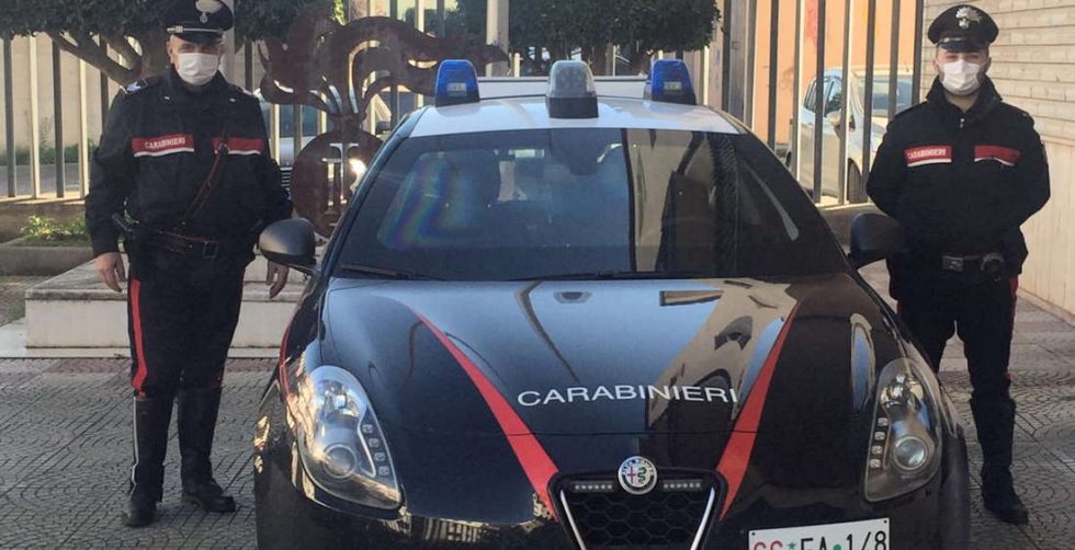 I Carabinieri soccorrono una neonata e la giovane mamma