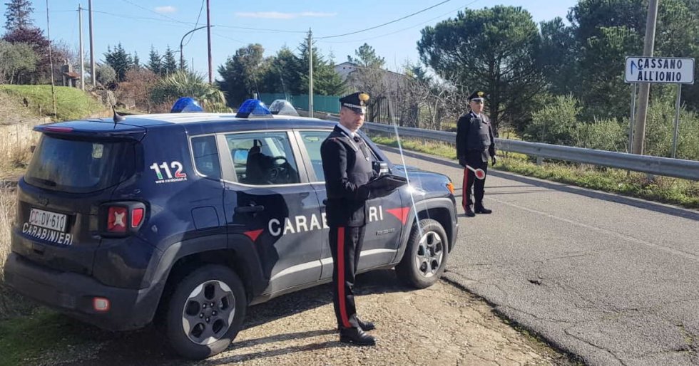 Stanco dei domiciliari, 19enne di Cassano va in caserma e si fa arrestare