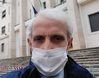 Corbelli protesta davanti la Prefettura di Cosenza: “Travolti dal virus e abbandonati dallo Stato”