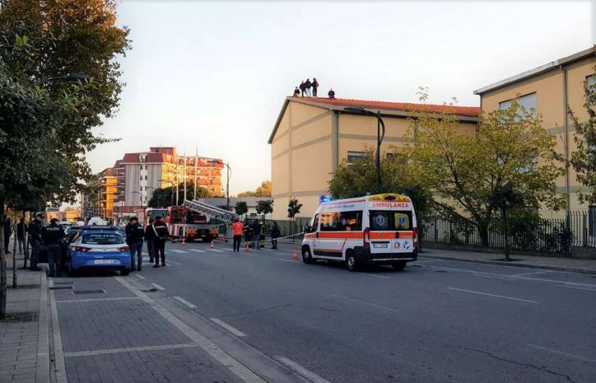 Operai del verde pubblico protestano sul tetto della scuola a Rossano