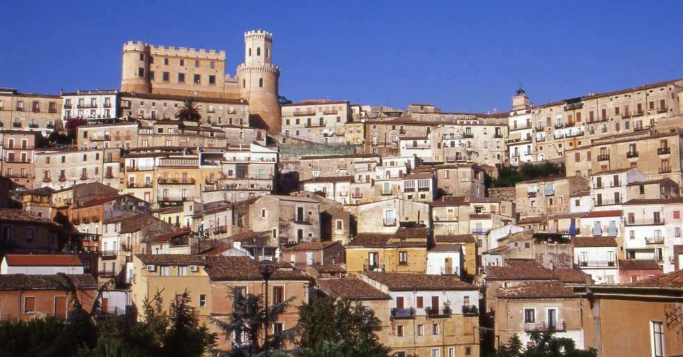 Un impiegato del comune aggredito al cimitero