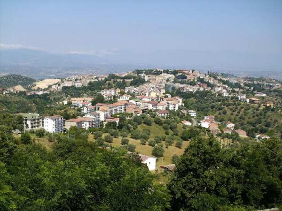 Le corali di Bisignano al Vescovo: "Lasci don Christian e don Leonardo a guidare la comunità"