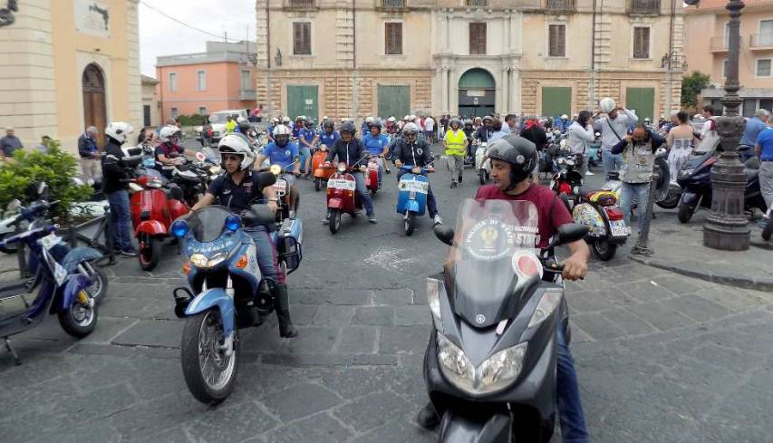 Successo del raduno dei vespisti a Rossano