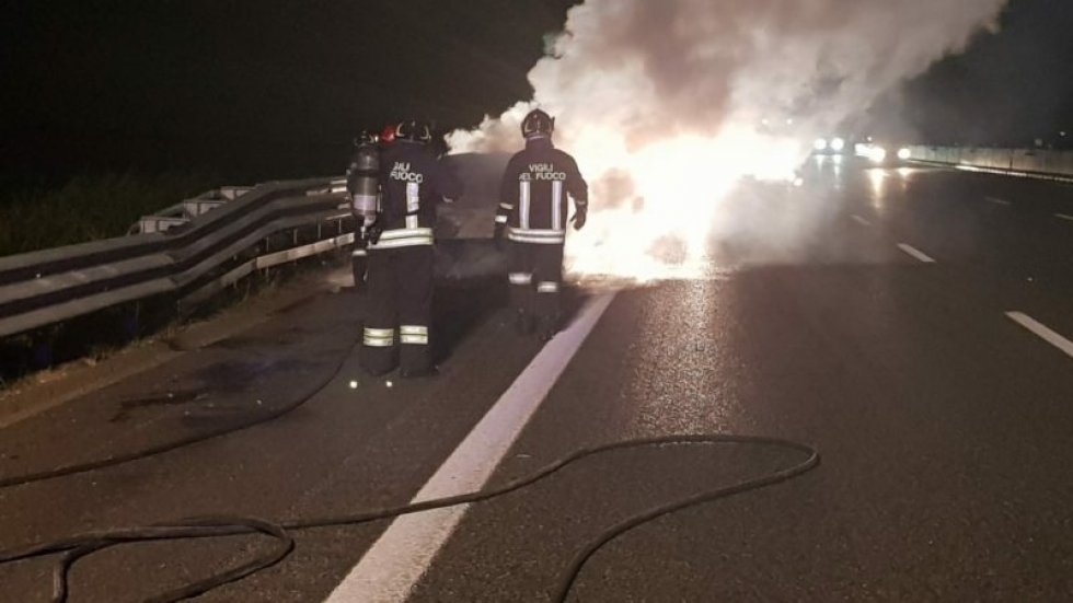 L'auto in fiamme sull'A2