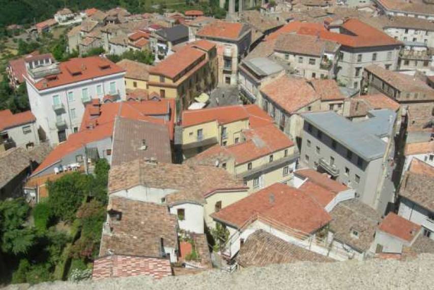 Un arresto per droga a Roggiano Gravina e una denuncia