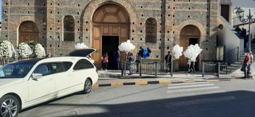 I funerali nella chiesa Madre di Roggiano Gravina