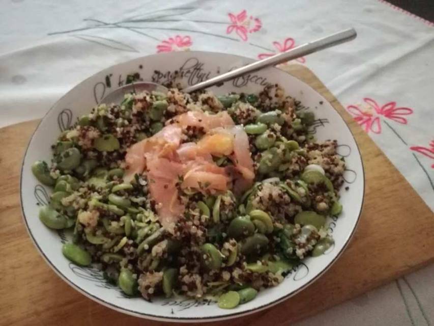 Insalata di fave salmone e quinoa