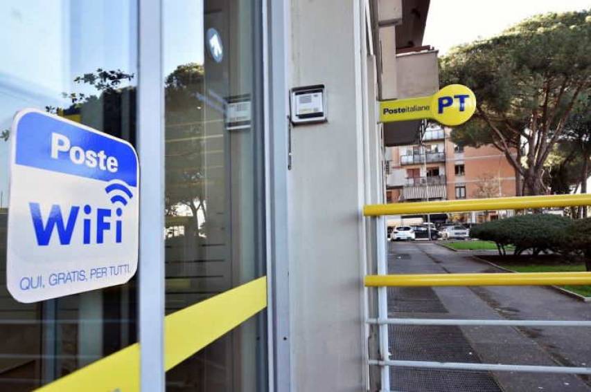 L'esterno di un moderno ufficio postale