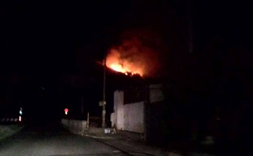 Brutto incendio a Spezzano Albanese. Lungo lavoro dei Vigili del Fuoco