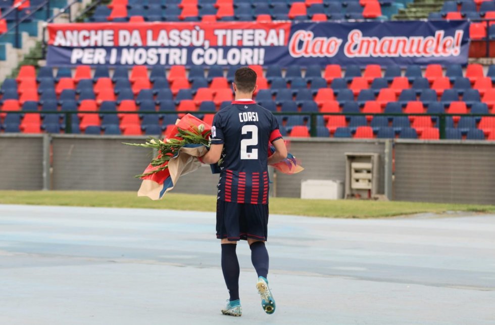 L'omaggio del Cosenza Calcio ad Emanuele Molinaro. Un mazzo di fiori sotto la Curva Sud del S.Vito-Marulla