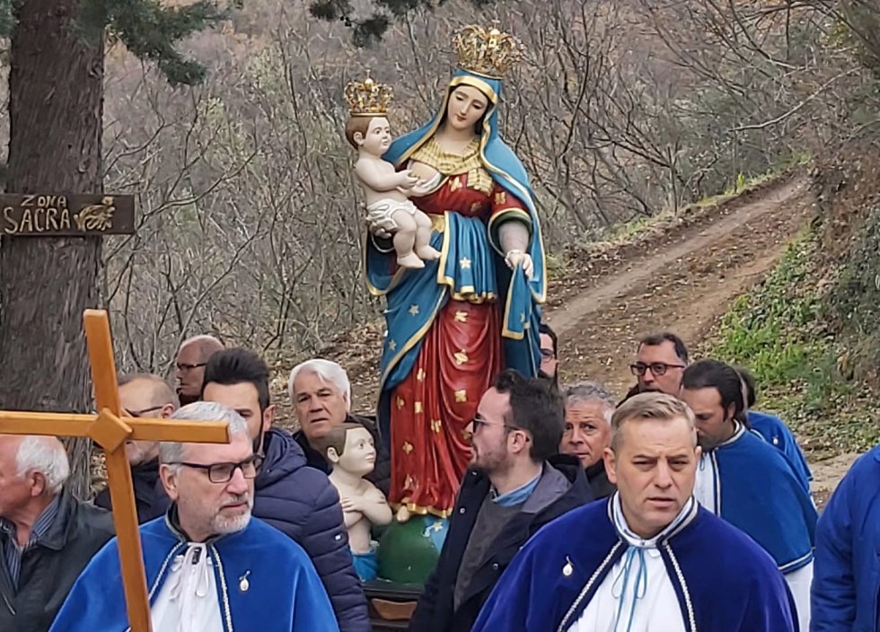 San Martino di Finita. L'omaggio dei fedeli alla Madonna della Misericordia