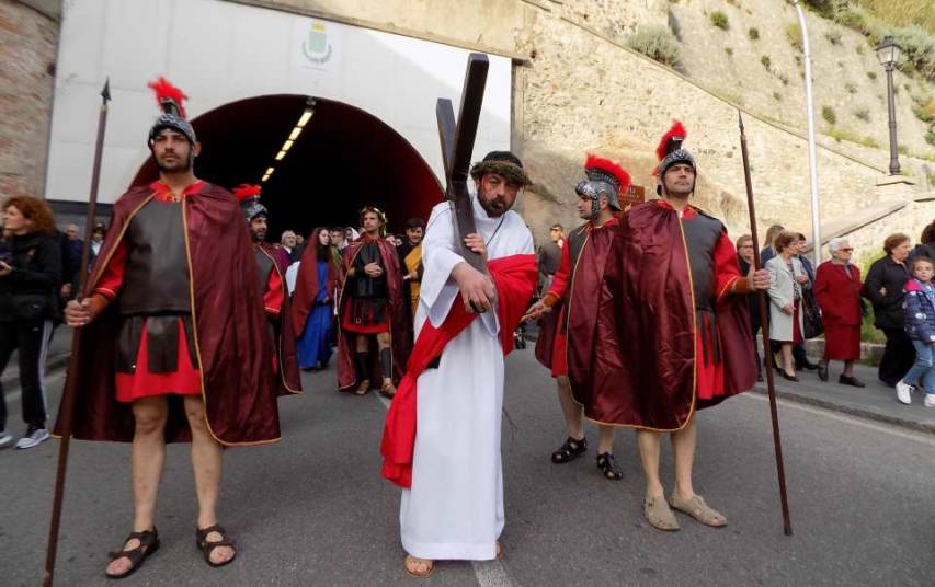 La Via Crucis cittadina raccoglie una gran moltitudine di fedeli