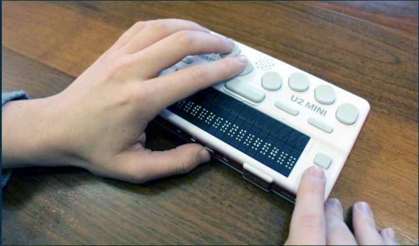 Disabile opera con il sistema "braille"