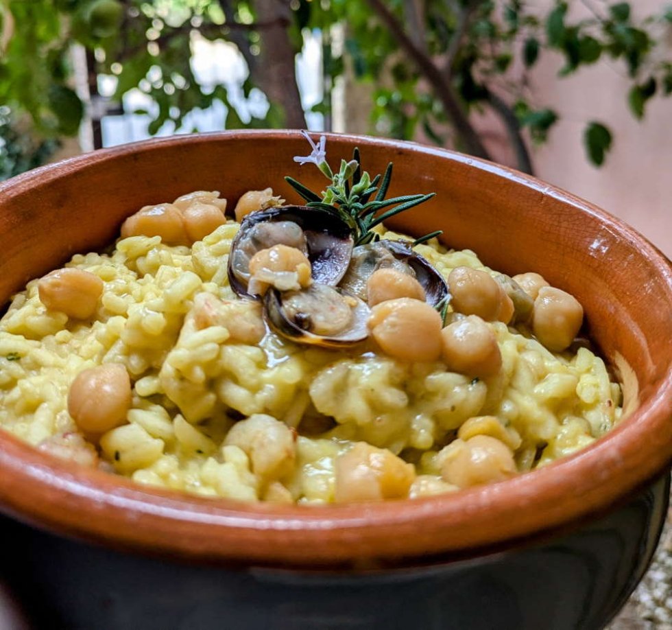 Risotto con crema di ceci allo zafferano e frutti di mare