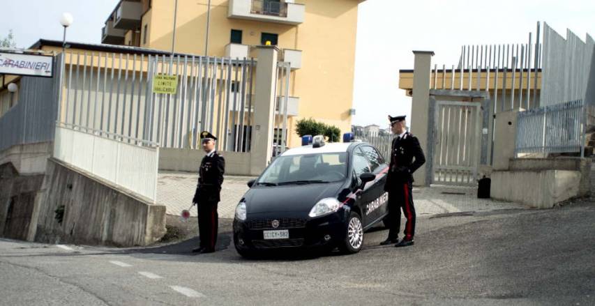 Minaccia la madre con un coltello, arrestato 40enne cassanese