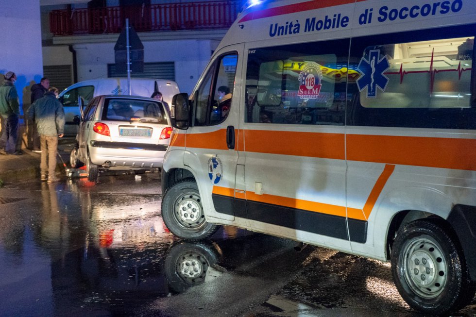 Incidente automobilistico in pieno centro cittadino