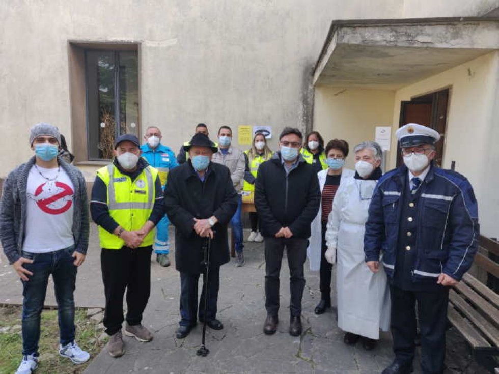 Il team vaccinale fagnanese con al centro nonno Luigi Quintieri