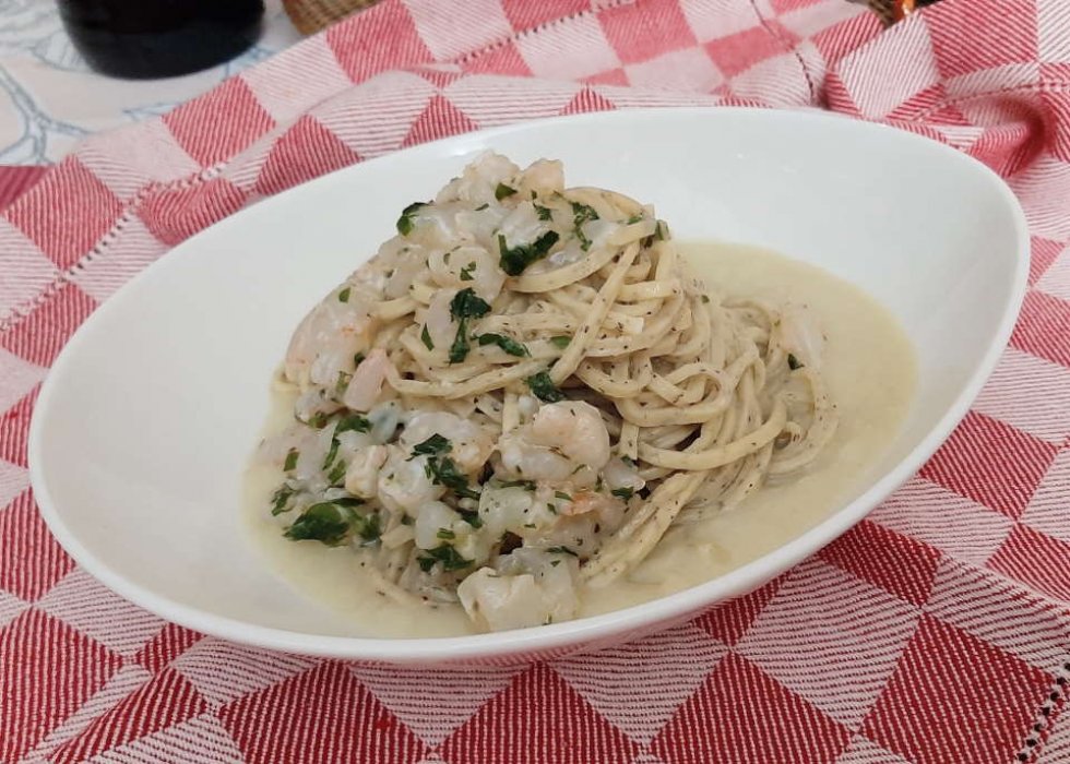 Tagliolini al tartufo con crudo di gamberi su vellutata di cavolfiore