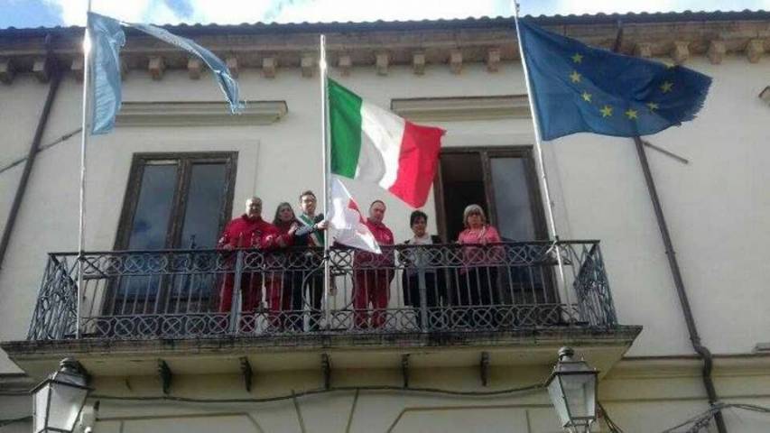 La bandiera della Croce Rossa sventola a Luzzi