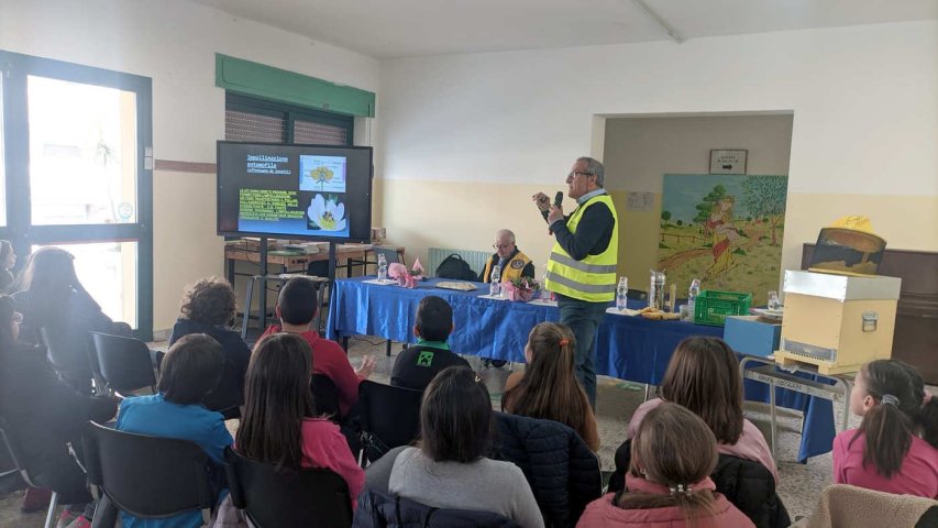 I Lions a Spezzano incontrano i bimbi per parlare di api e prevenzione dentale