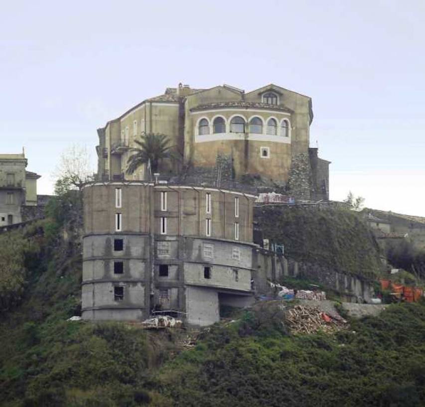 La costruzione davanti al Castello dei Conti