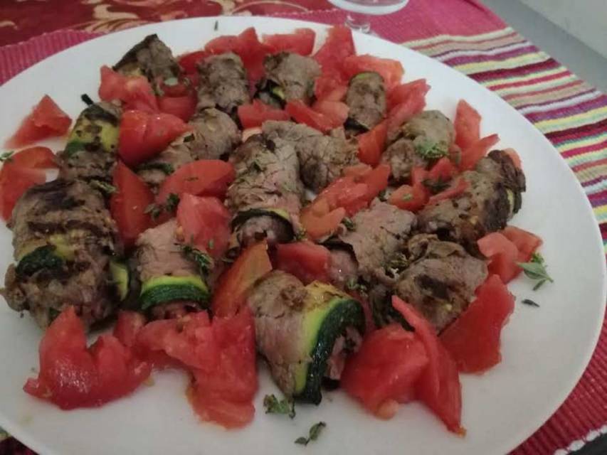 Involtini di carne e zucchine grigliate