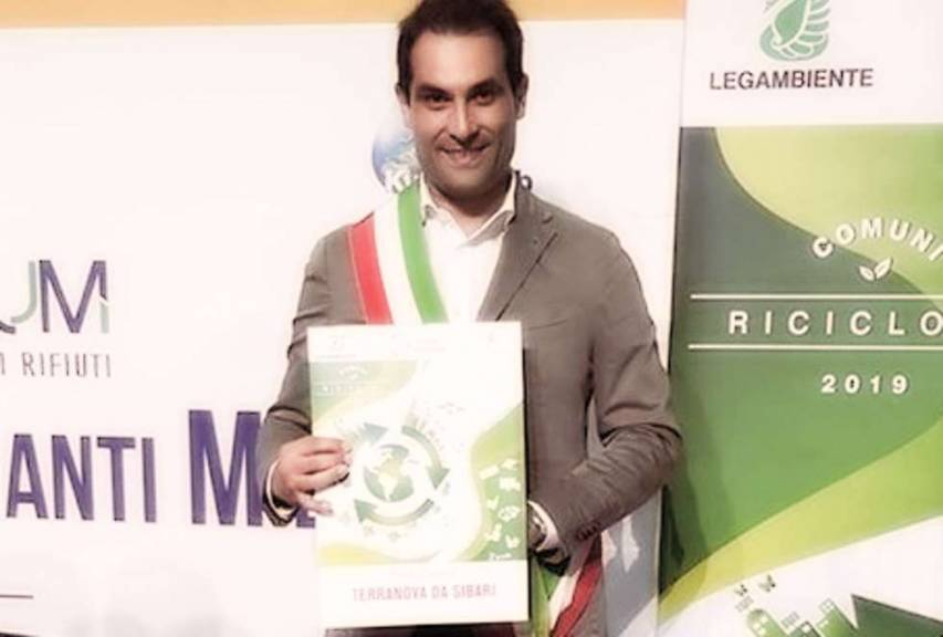 Luigi Lirangi con il premio di Comune Riciclone 2019