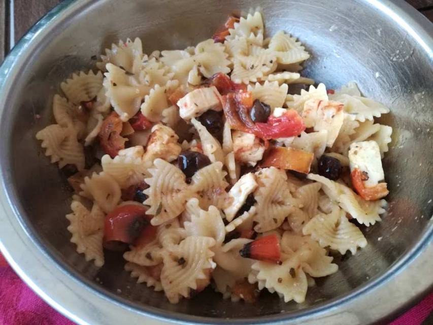 Insalata di pasta con feta e peperoni al forno