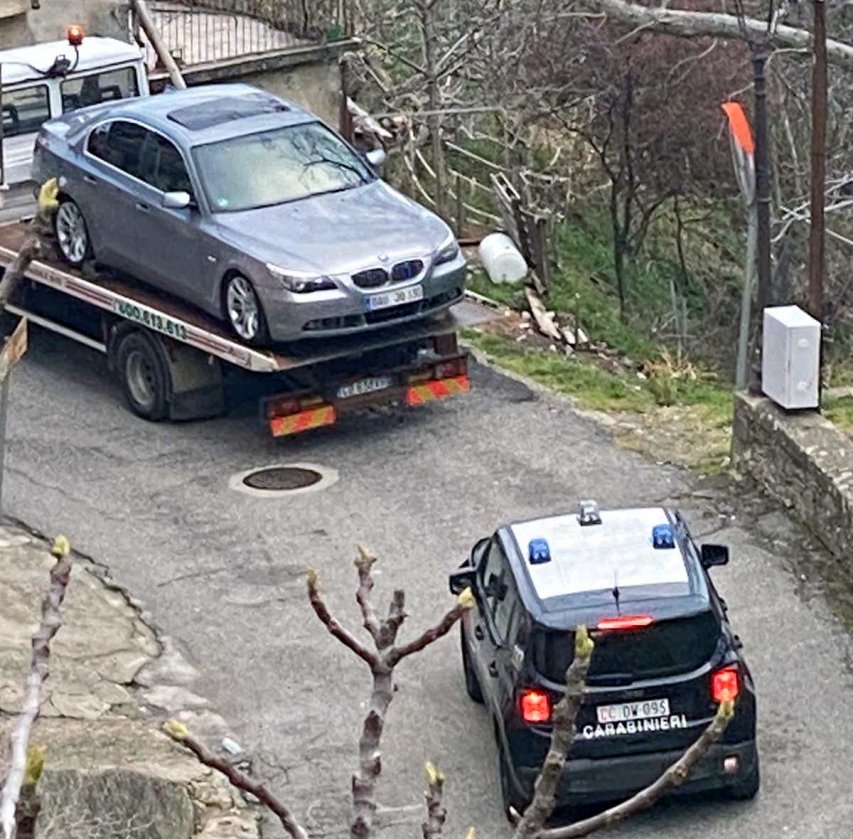 Il sequestro della Bmw da parte dei carabinieri 