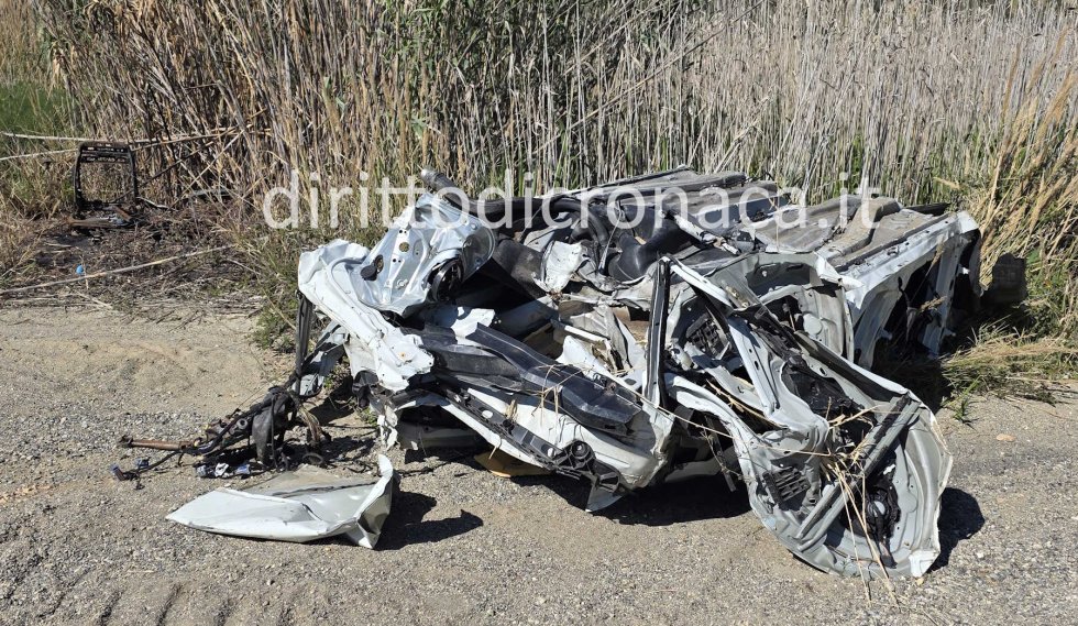 Rottame di automezzo non identificato abbandonato fra le campagne
